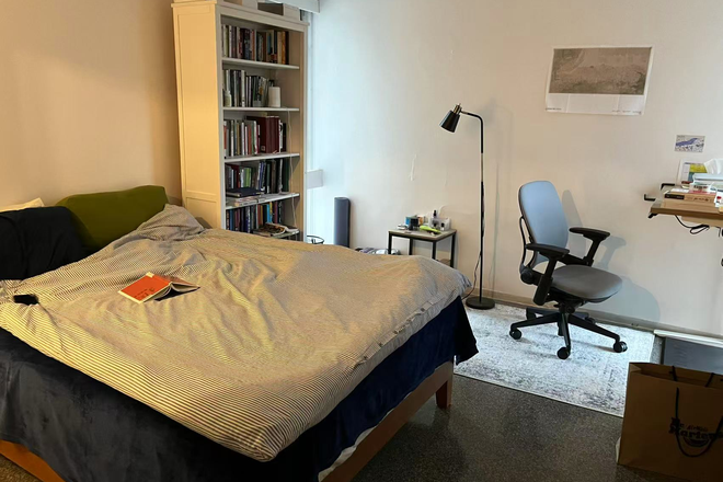 Bedroom for sublet - (Female Only) Cosy Apartment Sublet in Peabody Terrace of HUH