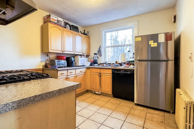 kitchen - AFFORDABLE SUMMER SUBLET ROOM AVAILABLE Townhome