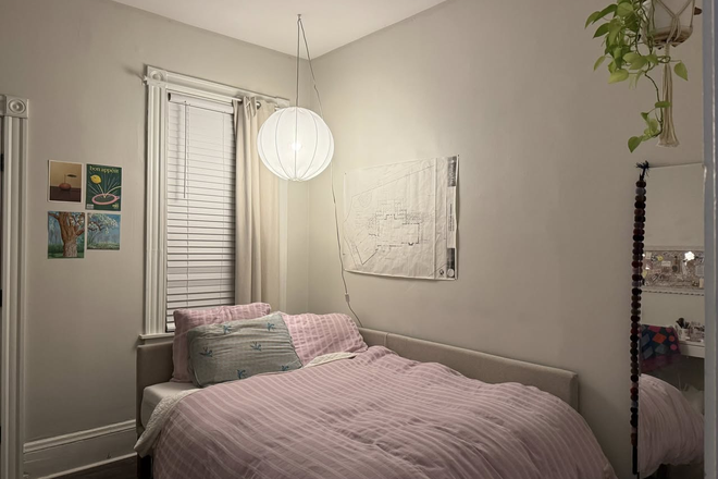 Spacious bedroom with large closet - Room available May 1st -August 31st Apartments