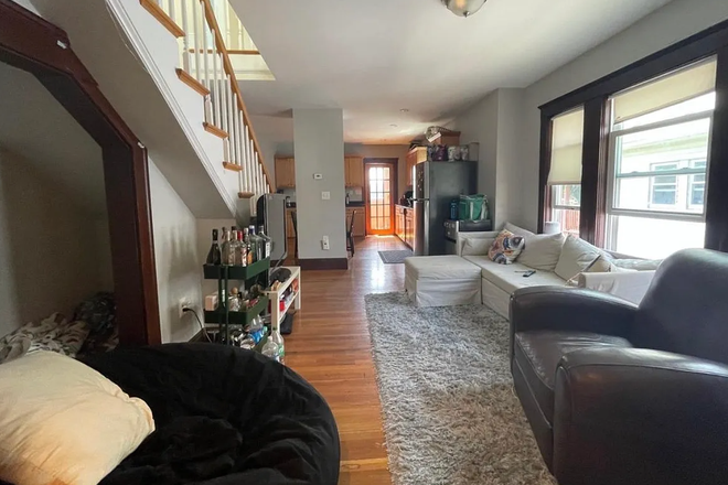 Call NOW for showings! 617-236-8600 - FREDERICK AVE - HUGE 2 LVL TOP FLR 6BR BY TUFTS FOR *6/1/2027* W/ LNDRY IN BLDNG, 2 BATHS, 2 PRKNG Apartments