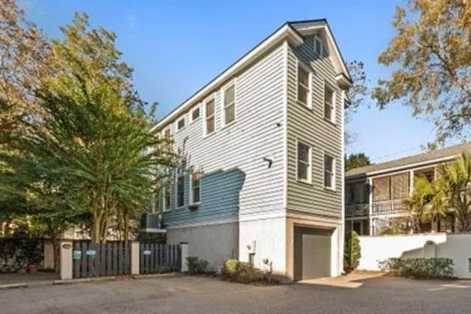 Outside view - Townhouse close to campus