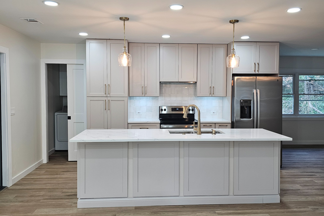 kitchen - Spacious 5BR/4BA House — Perfect Student Home in Prime Location