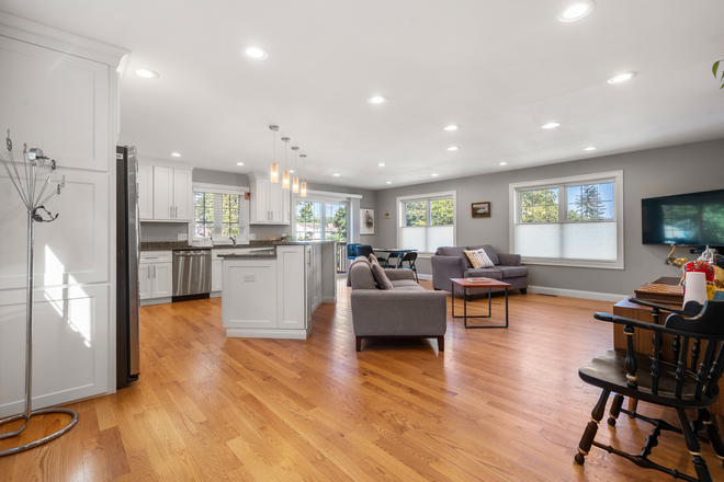 Living Room - Park Ave Home, 4 bed/3.5 bath, 2 car garage, pet friendly, no fees.