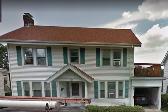 Outside View - 7 Person House very close to lower campus & T