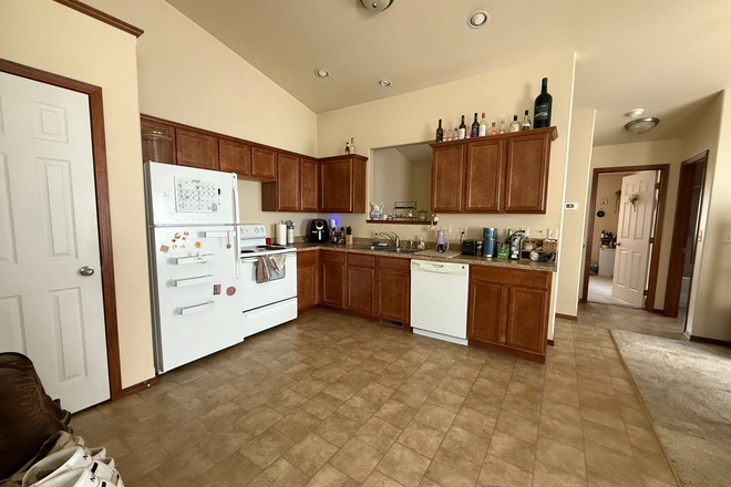 Kitchen - Clean close to campus townhome