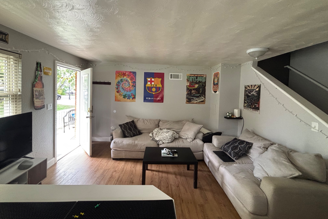 Living room - Housing on the hill Duplex