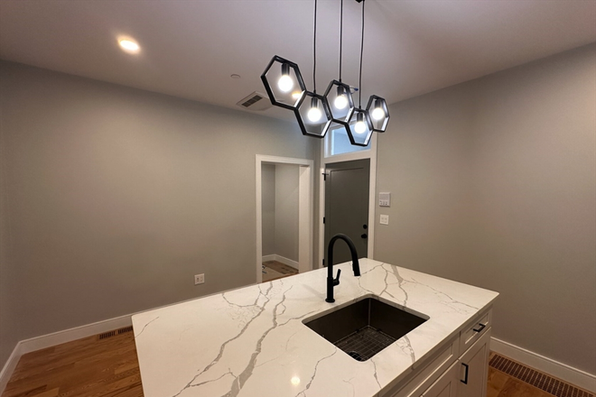 - - No Broker Fee!! Short Commute/Drive to Campus! 4 bed 2 bath bed w/ Modern Kitchen & Laundry Apartments