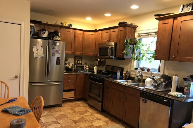 kitchen - 4bed 1bath House -- Jan move in