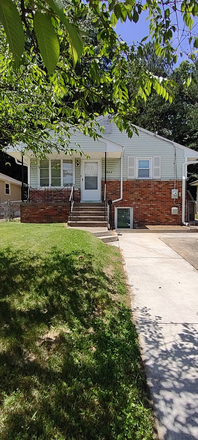 Front of house - 5 Bedroom 2 Bath house newly remodeled house $2900 month