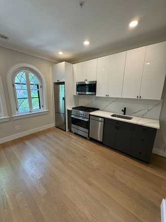 Call NOW for showings! 617-236-8550 - NEWBURY ST EXT - CHARMING LUXURY KENMORE SQ 1BR/1BA *AVAIL NOW* W/ IN UNIT LNDRY, BAY WINDOWS!