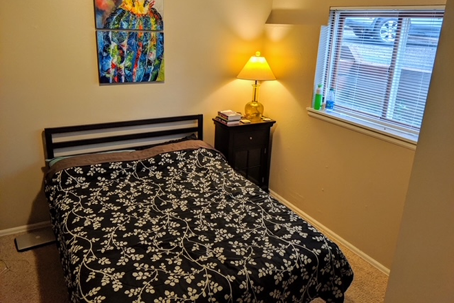 Available Bedroom - Looking for Roommate in Pine St Apartment