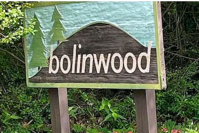 Bolinwood Sign - Bolinwood Condominiums, close to campus