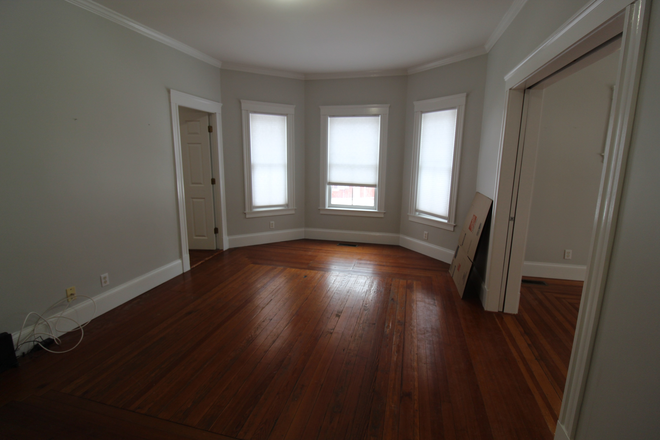 3 - Spacious 3 bed, 2 bath duplex steps to the Porter T. Duplex