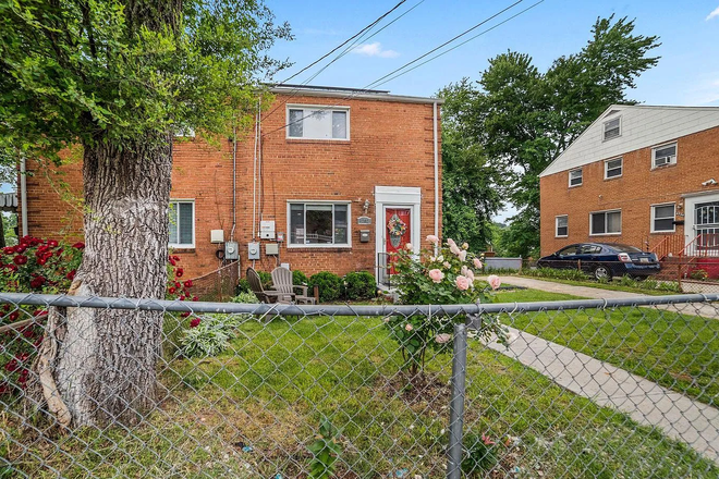 Exterior front yard and driveway - Three Bedroom Duplex in East Riverdale Duplex