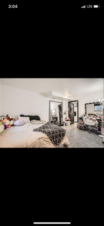 bedroom - House 2 miles from campus