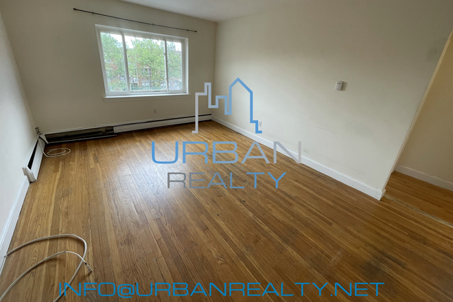 LIVING ROOM - **AUG 1/2026**LARGE 2 BED IN PERFECT LOCATION ** UPDATED KITCHEN AND BATH**HEAT & HOT WATER INCLUDED Condo