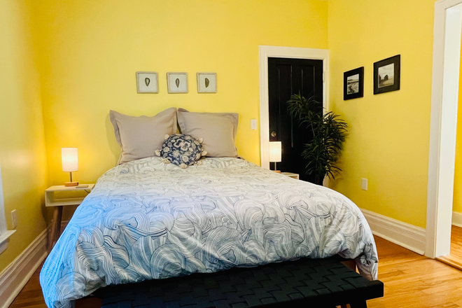 Bedroom 1 - Sunny Furnished 2BR/1BA downtown Ypsi, $2,250 inc. utilities, 20-30 min to U-M Central, Dogs OK! Duplex