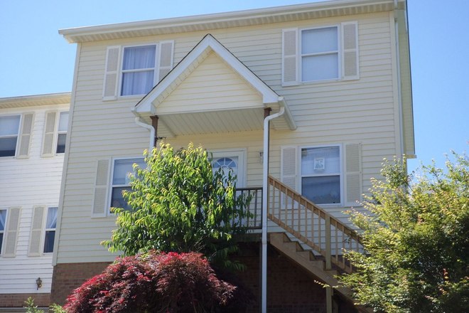  - 3 Bedroom 2.5 Bath 1 Car Garage Duplex