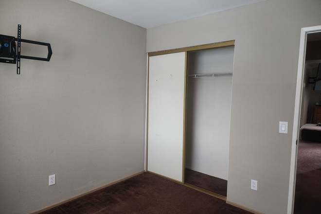 Bedroom - Peaceful, centrally located room for rent Utilites InCluded House