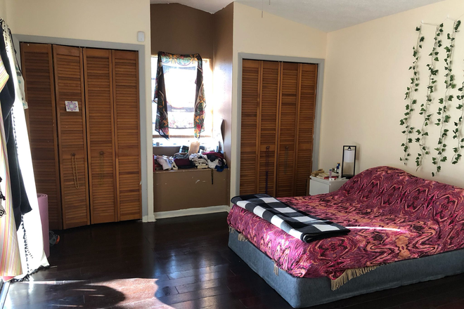 Room - Sublease room for the summer !