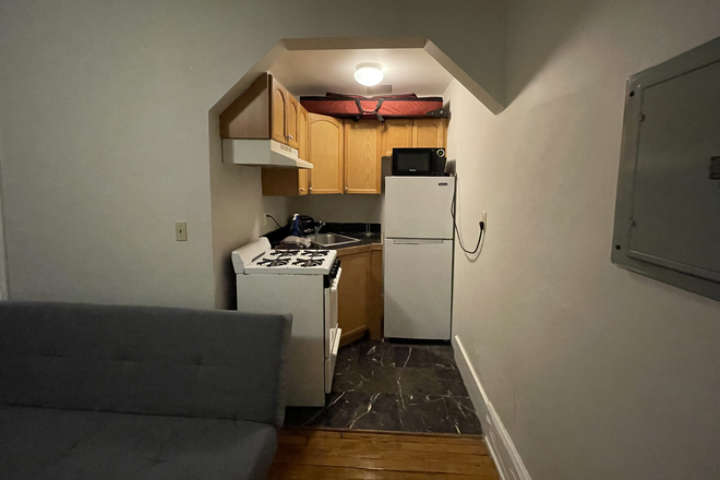 Kitchen - Spacious Studio on Hemenway! Apartments