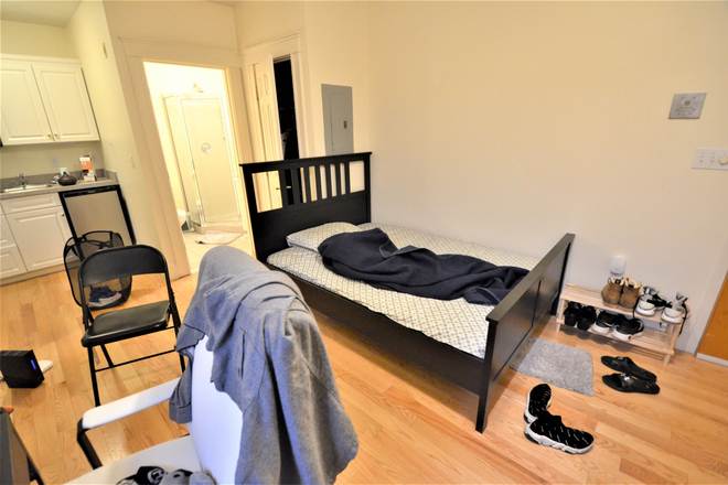 79 Westland Ave. - NO Broker's Fee!!  -  Avail 9/1 -  GORGEOUS UPDATED HUGE STUDIO ON WESTLAND GREAT LOC