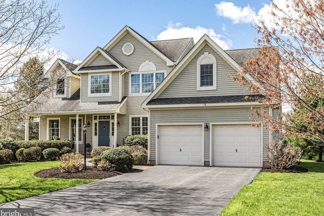 Front of house - 4 Bedroom Home with furnished basement in private community -- close to campus