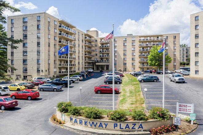 Parkway Plaza Apartments - Parkway Plaza 1BD/1BA with Balcony Apartments