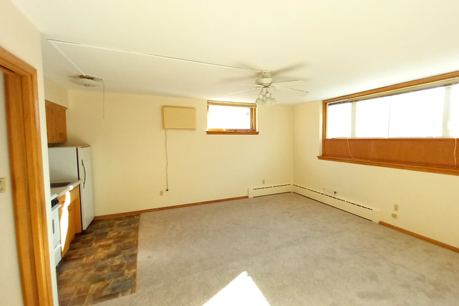 Studio - $769 Per Month Studio. 3 Blocks to Campus. New Paint. Secure.
