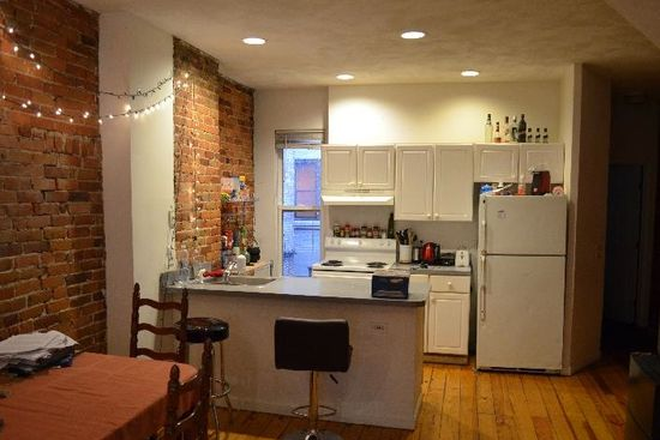 hubrealtyproperties.com - Large newly updated 4 bedroom 2 bathroom duplex, close to campus Apartments