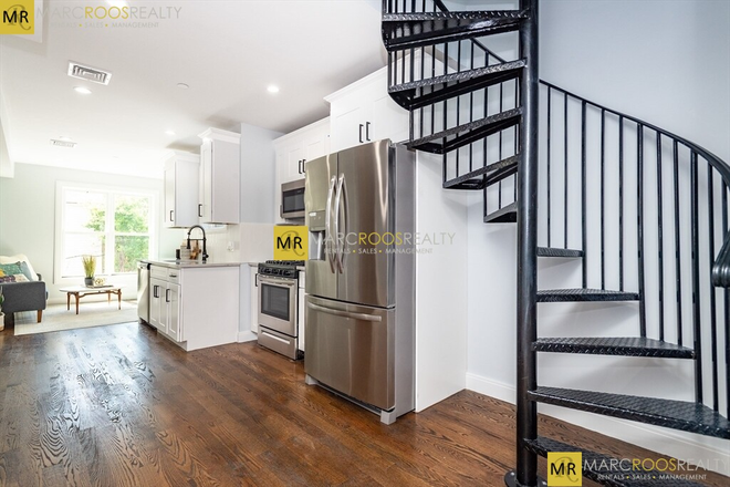 Call NOW for showings! 617-236-8550 - PARIS ST - *AVAIL NOW* DUPLEX 3BR W/ 1.5 BATH, W/D IN UNIT, SPIRAL STAIRS TO LOFT 3RD BDRM BY MBTA!