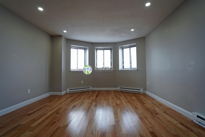 1 - AVAIL NOW--Gorgeous Comm Ave 2 bed, Elevator, No Broker Fee!