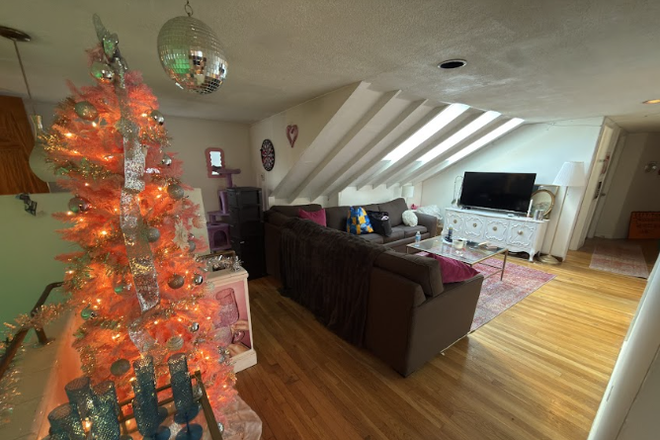 living room - Spacious 3 Bed / 2 Bath with parking for rent!! Available 9/1/26!!