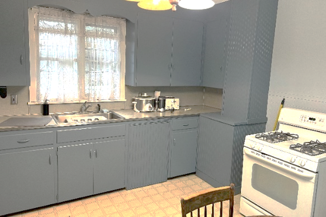 Kitchen - Cottage Street- walk to campus and train! Duplex