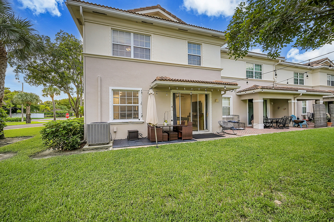 Back of property - 4 bedroom 3 1/2 bathroom townhome available in Delray Beach!!