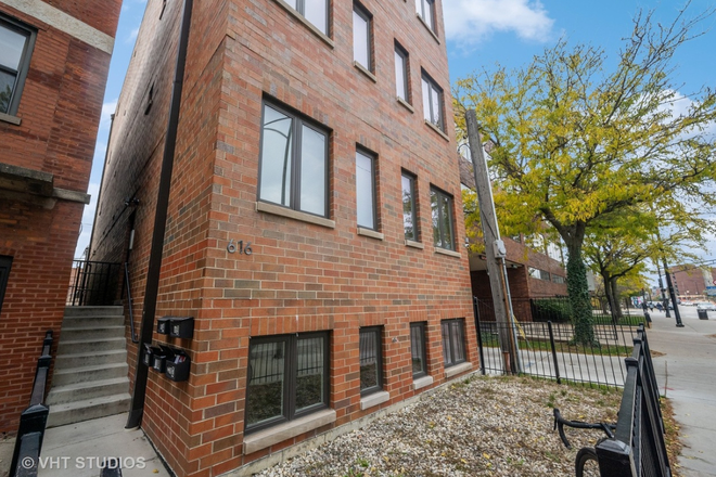 outside - Walking Distance To UIC & RUSH & CTA (Blue Line Station) Apartments