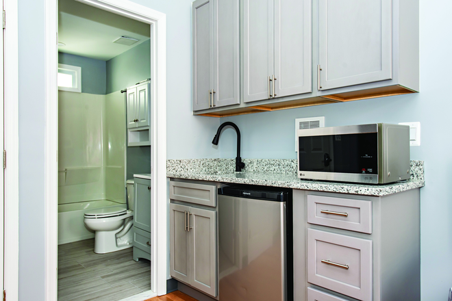 Private Wet Bar - DELUXE AFFORDABLE FURNISHED SINGLE ROOM,PRIVATE BATH, WET BAR STUDENT HOUSING AT HOPKINS VIEW Townhome