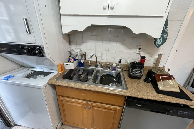 Call NOW for showings! 617-236-8550 - PARK VALE AVE - LRG 4BR IN ALLSTON W/ 2 BATH, HW INC, IN UNIT LNDRY, 2 FRIDGES, DW AVAIL *9/1/2025* Condo