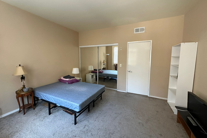 bedroom 1 - Two Bright Private Bedrooms in a 14sq2 apartment Flexible Lease Length