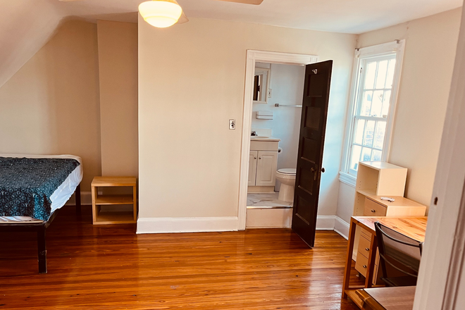 Treehouse Suite - GREAT housemates! 5-min Walk JHU/JHMI Shuttle!/parking/ monthly cleaning/ GORGEOUS, Historic, Spa
