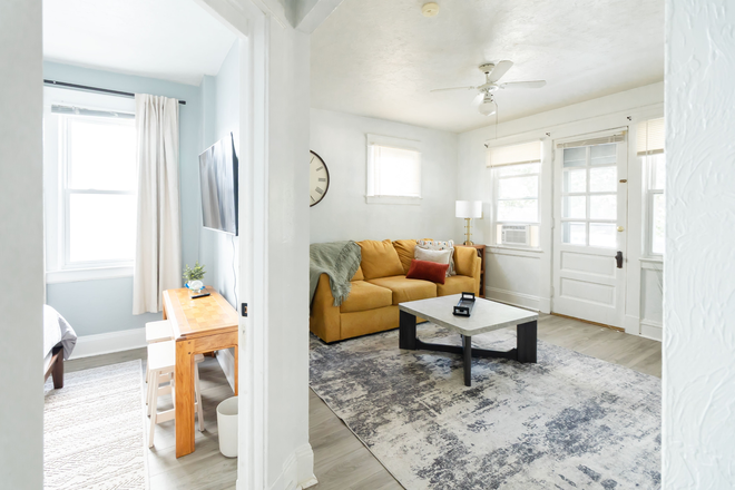 Living room - Fabulous Murray Hill Rd 2 Bed Apartment w/ Parking and Laundry