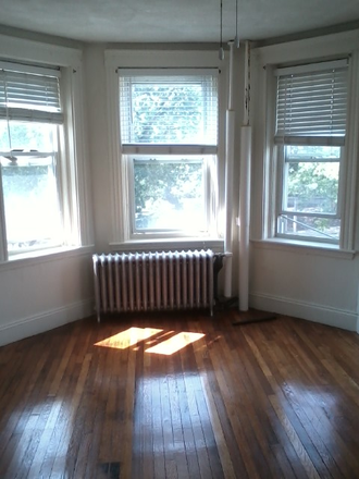Hub Realty - Huge front one bedroom split, in Fenway