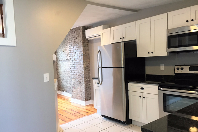 - - Sorry No Undergrads :( **Short Commute to Campus** Pet Friendly 3 bed 2 bath w/ Laundry in Building Apartments