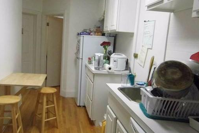 Call call or text Arezou at 617-584-7817 - Great 2 bedsplit(3 bed) on Westland Ave. No Broker fee!!No security dep!!H&HW inc.!! Apartments