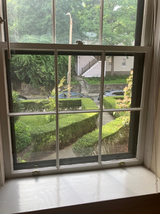 Living room view - Spacious 1 bd w/PARKING on Brighton/Brookline border - 1.3 mile walk to campus Condo