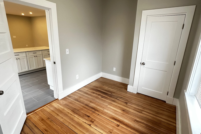 Bedroom #4 - Grad Housing 4 Bed 2 Bath - Gut Reno!!