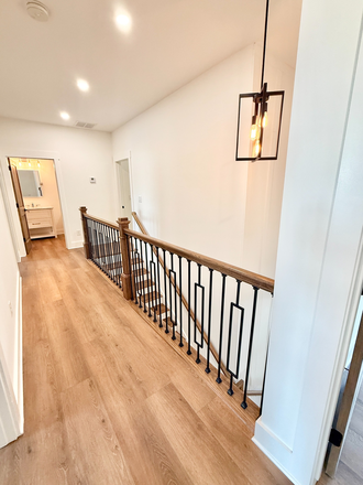 Loft - New 4BR/4BA, 1 mile to UNG! Private baths, perfect for students. Townhome