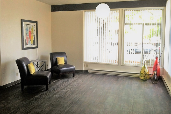 Living room - 1414 Alder Street Two-Bedroom Apartments