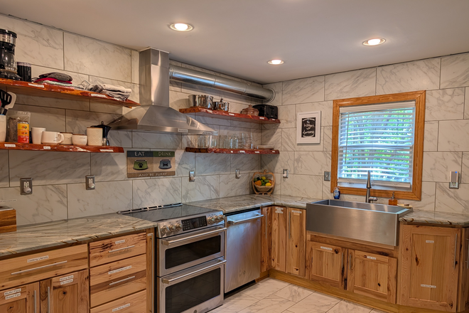 Kitchen - Furnished Pet Friendly 3 Bedroom (4 Bed), 2 Full Bathroom Townhome Directly on Bus Line to UNC