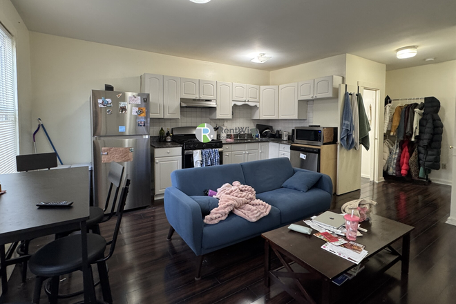 1 - Spacious 3 Bedroom Apartment in Prime Mission Hill Location – 1576 Tremont St. #3
